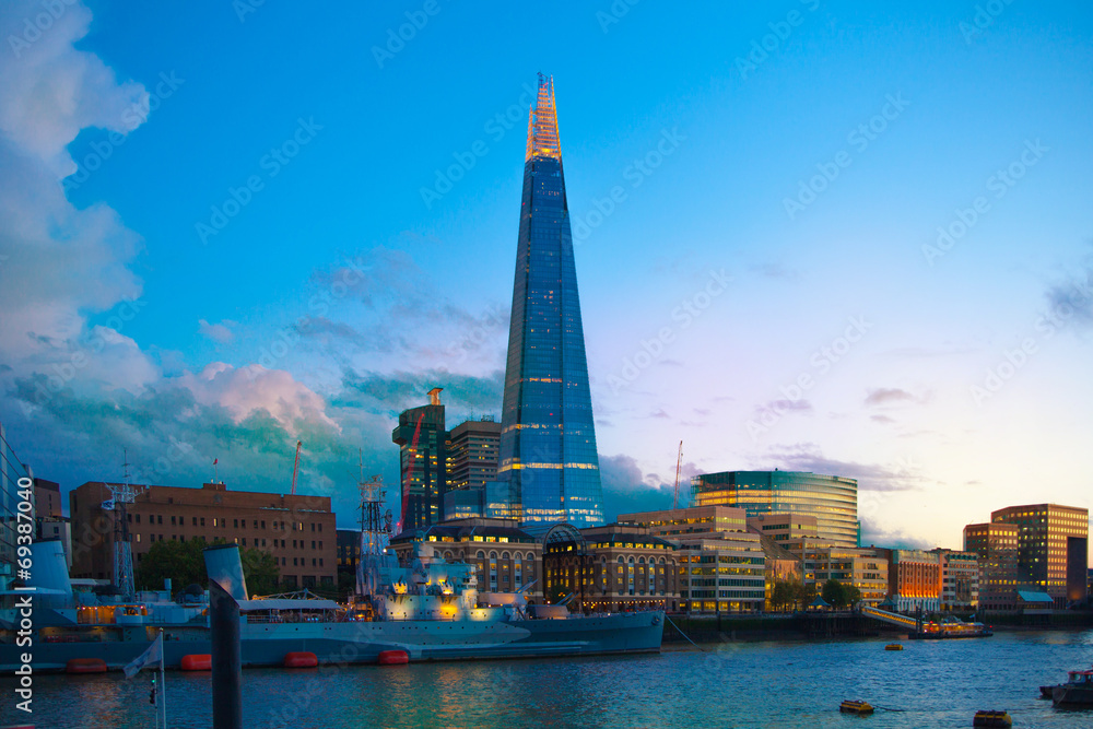 Fototapeta premium Shard of glass in night lights, view from the Tower bridge