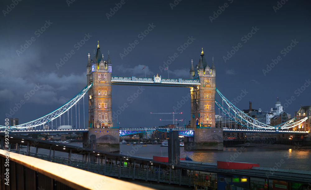 Fototapeta premium Tower bridge on the river Thames in night lights