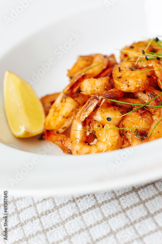 Plate with grilled shrimps and lemon