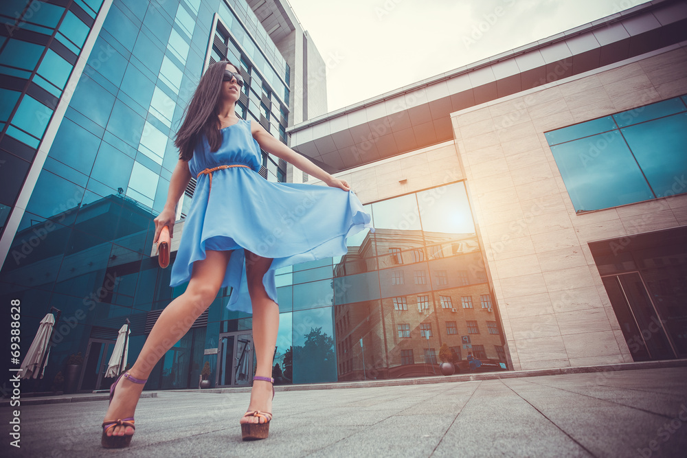 Obraz premium sexy woman is walking in the modern city