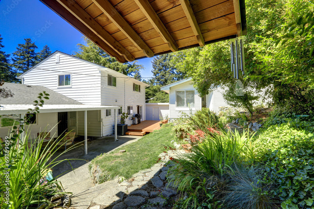 Obraz premium Krajobraz zielonego podwórka. Widok na dom z tarasem i tarasem