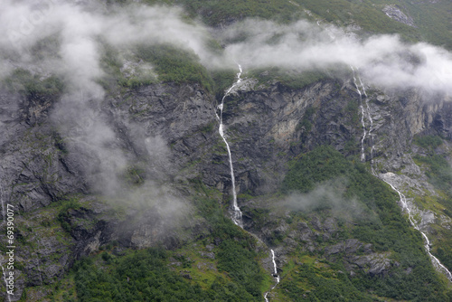 cascade dans les fjords photo