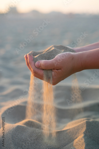 Sand rinnt durch Hände photo