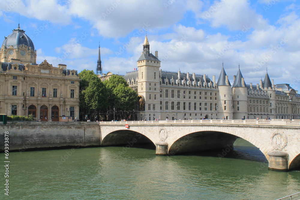 Chateau au bord de la seine, Paris
