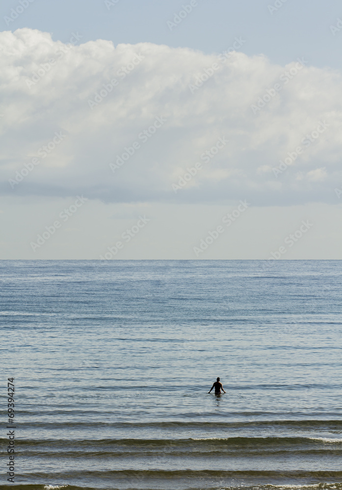 Fototapeta premium hombre en el mar