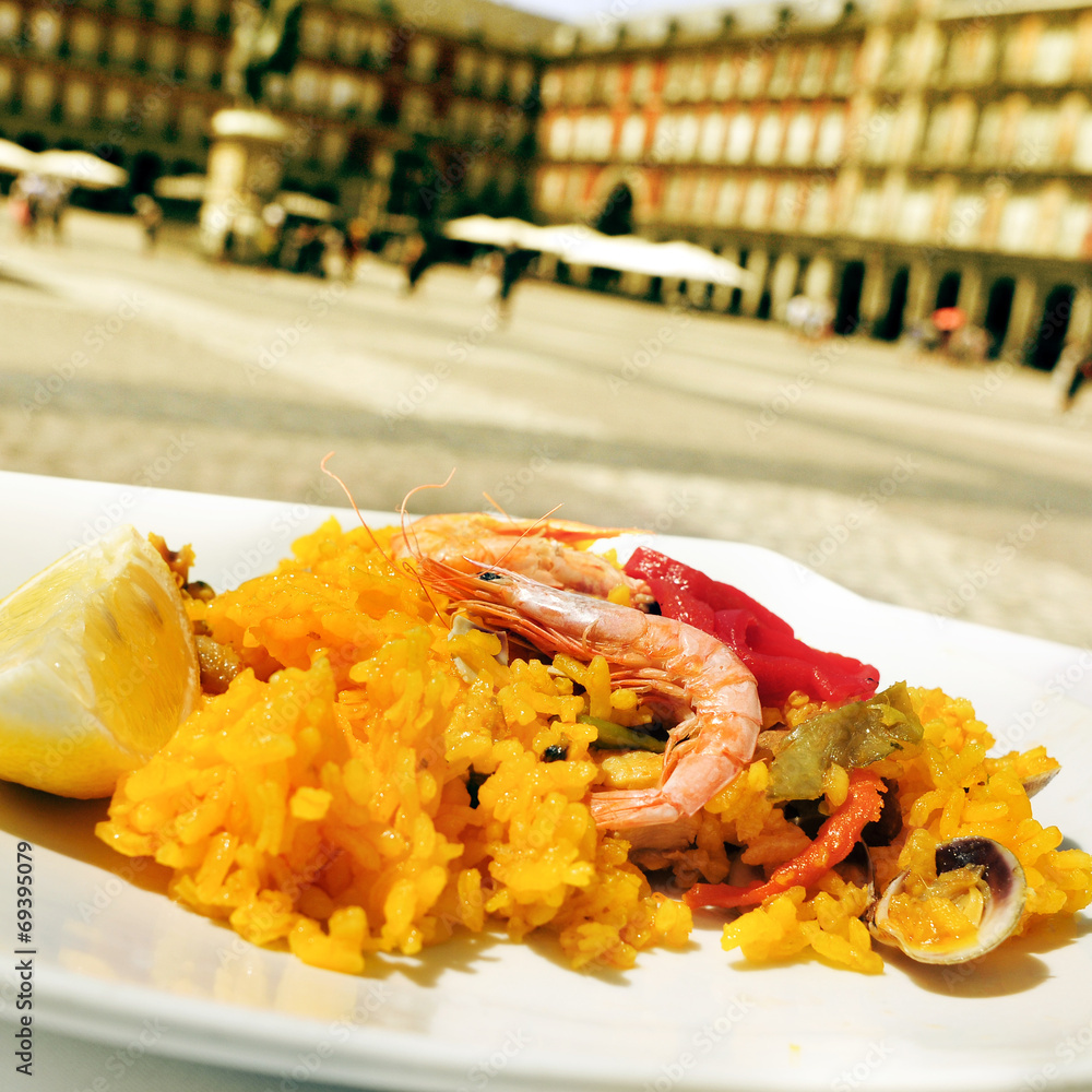 Naklejka premium paella in Plaza Mayor in Madrid, Spain