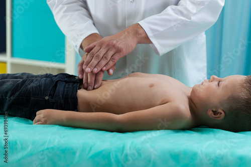 Foto Little boy during stomach examination