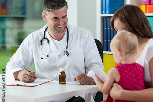 Mother with daughter during medical appointment © Photographee.eu