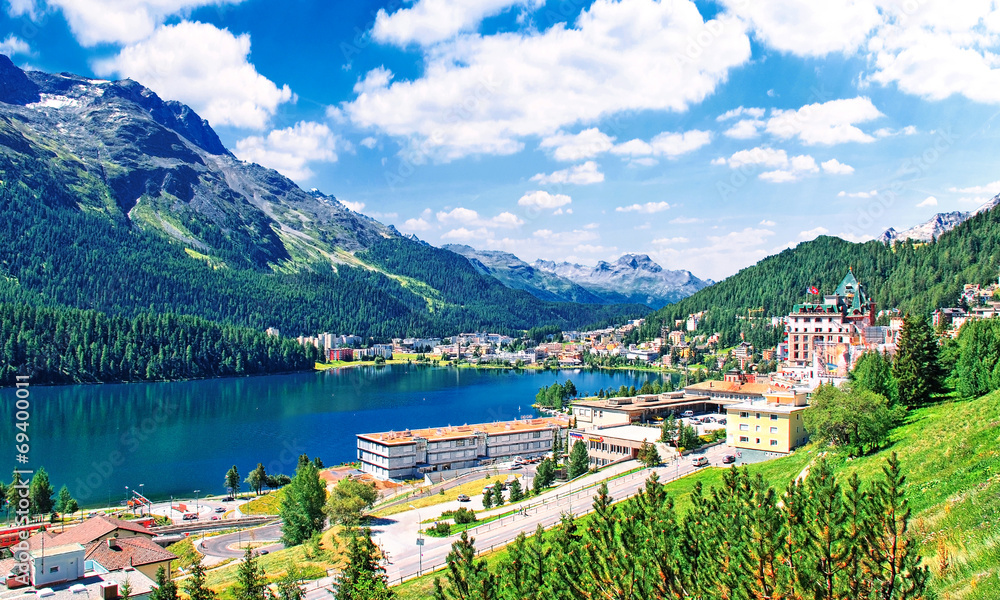 Fotografie Das mondäne Sankt Moritz mit Moritzsee und Bergen