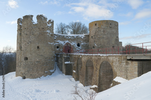 Копорская крепость зимним днем