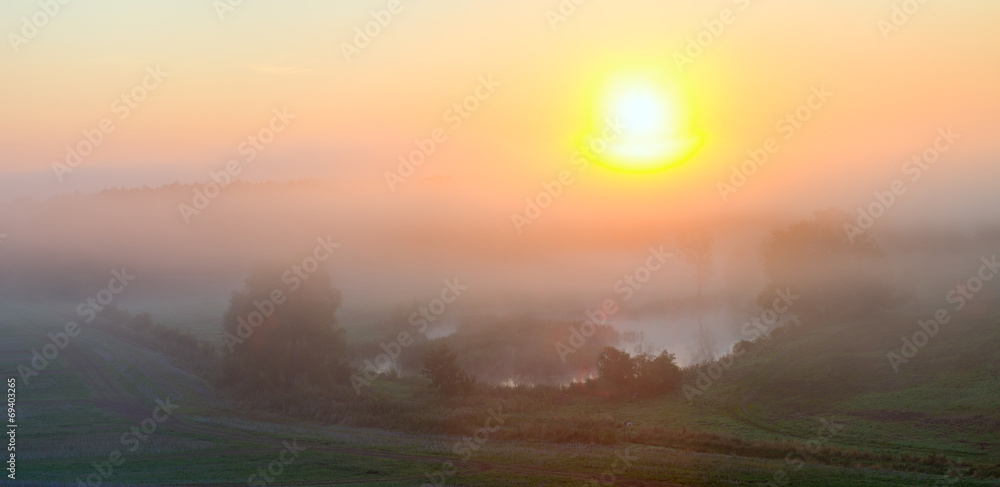 Mglisty ,słoneczny poranek nad polami i stawem Mglisty ,słoneczny poranek nad polami i stawem