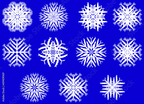 Eiskalt Schneeflocken auf blau