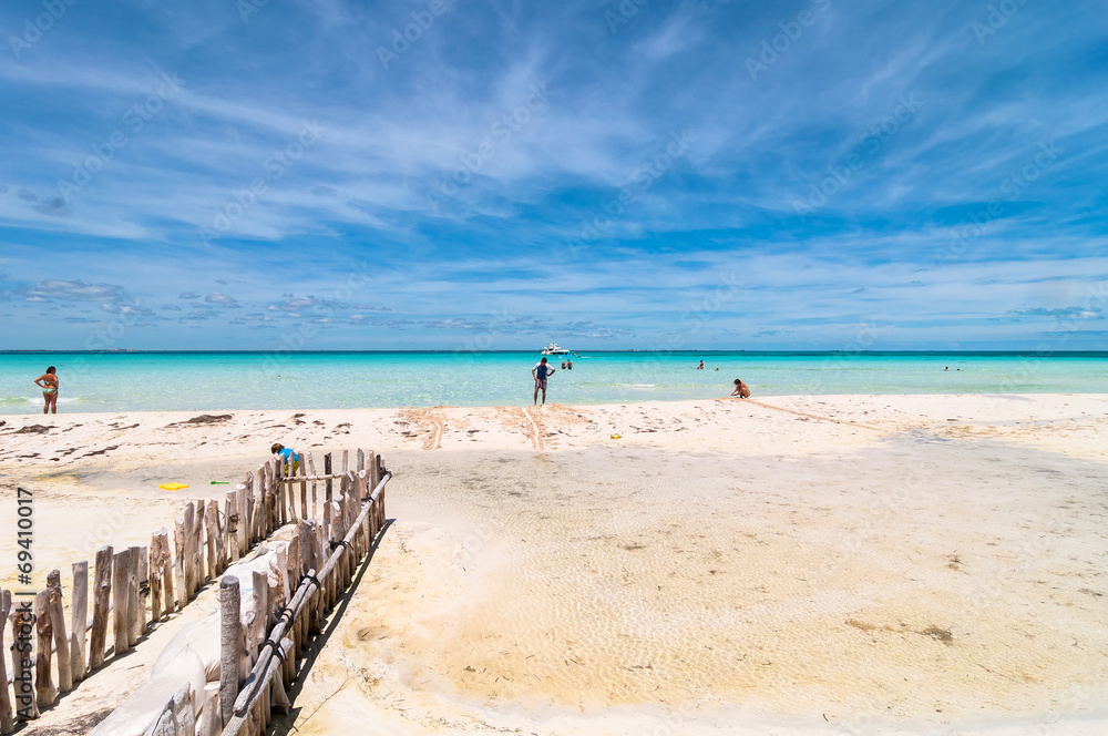 Fototapeta premium tropical sea and beach in Isla Mujeres, Mexico
