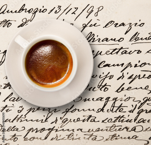 antica lettera con tazzina di caffè