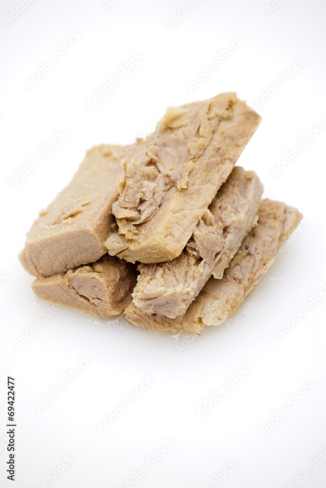 Group of pieces of tuna in olive oil