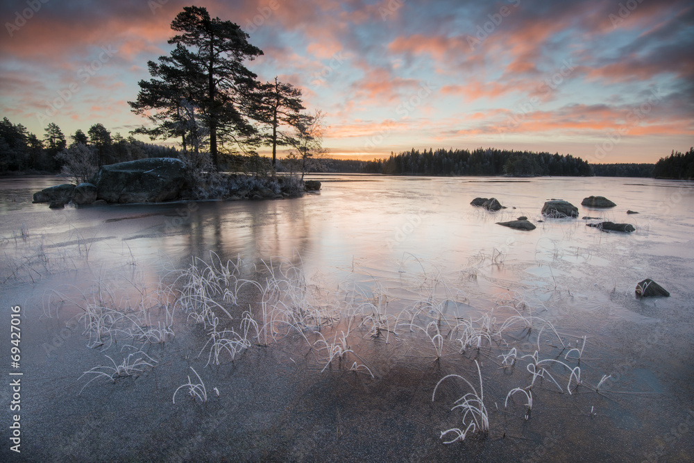 Fototapeta premium Soluppgång vid den frusna sjön