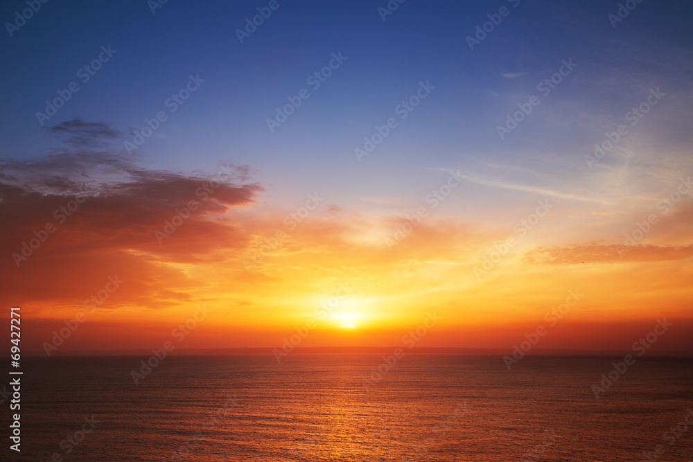 Naklejka premium Piękny cloudscape nad morzem, strzał zachód słońca