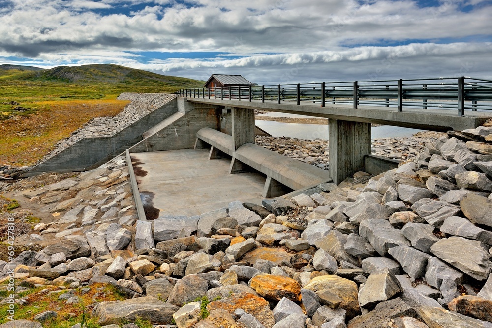 Fototapeta premium Norwegia , tama na rzece