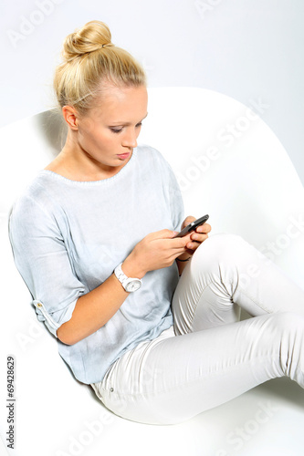 Kobieta z telefonem czyta wiadomość