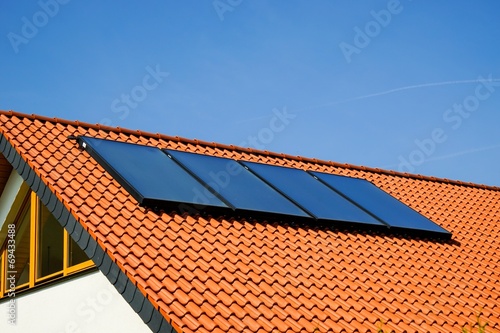 Canvastavla Wohnhausdach mit Solarkollektoren