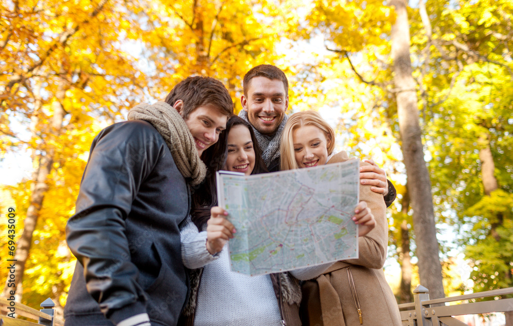 Fototapeta premium group of friends with map outdoors