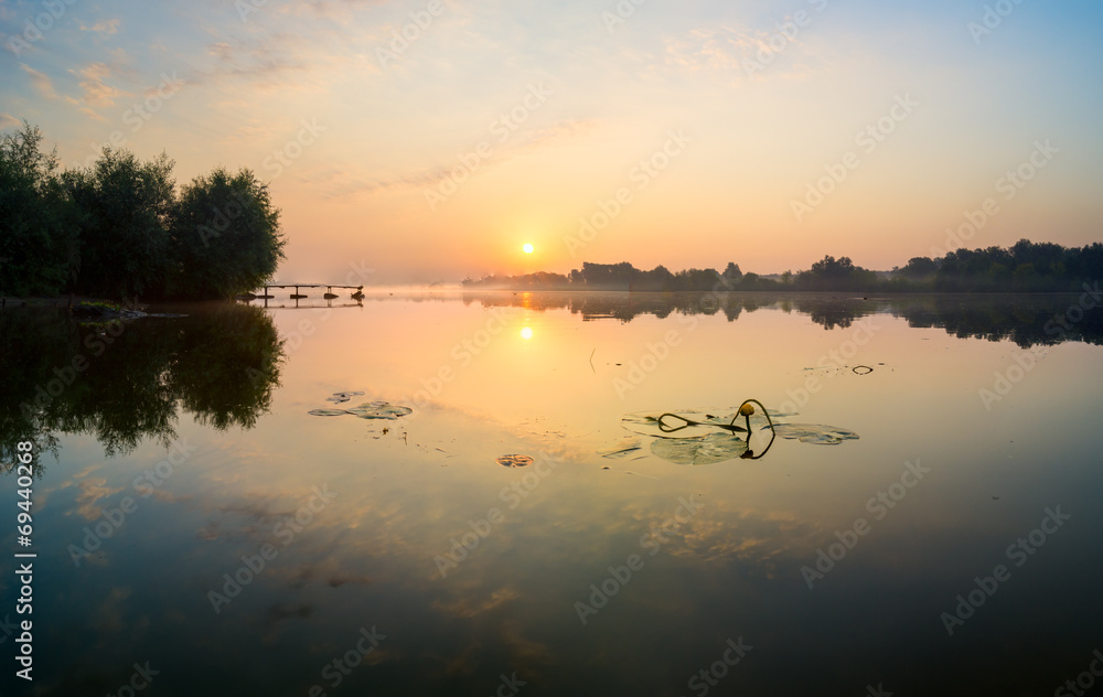 	Mglisty ,słoneczny poranek nad rzeką