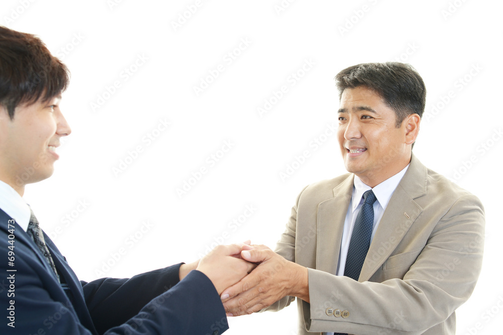 握手をする笑顔のビジネスマン