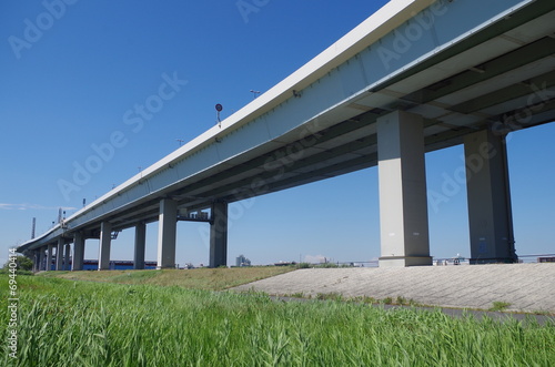 高速道路の高架橋 © ほじん