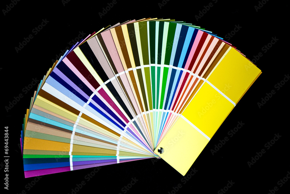 Obraz premium Farbfächer mit schwarzem Hintergrund