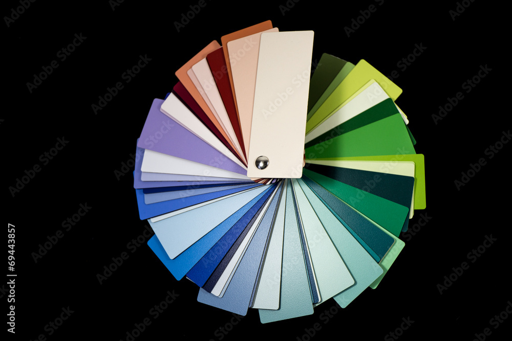 Obraz premium Farbfächer mit schwarzem Hintergrund