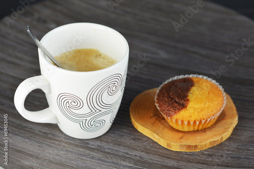 Heerlijke verse koffie met muffin photo