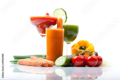 Gemüse Smoothies mit Tomate, Karotte, Gurke,  weißer Hintergrund