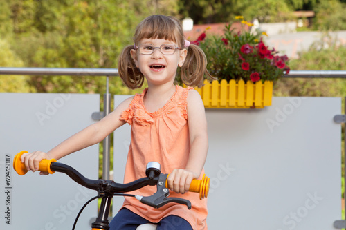 Fröhliches Mädchen auf Fahrrad
