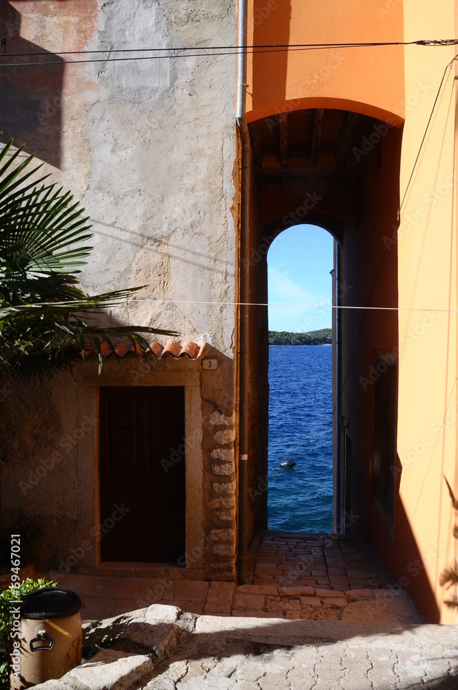 Obraz premium Street and sea in rovinj village, croatia