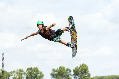 Fliegender Wakeboarder Wassersport