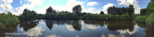 Panorama von Teich im Sommer