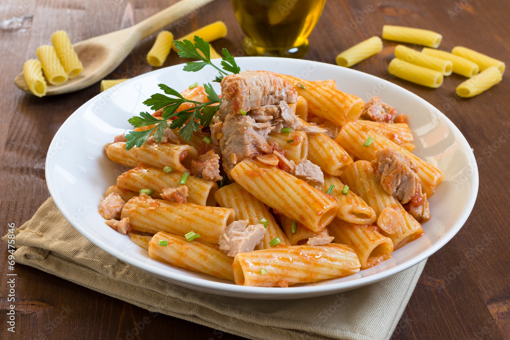 Rigatoni con tonno e salsa al pomodoro Rigatoni con tonno e salsa al pomodoro