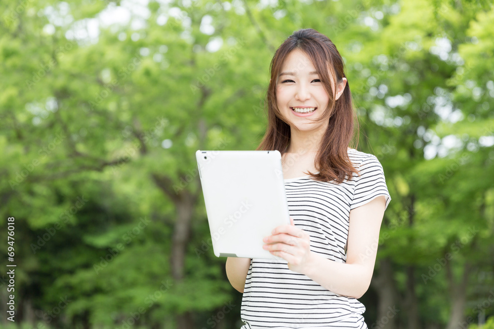 タブレットを見る女性 タブレットを見る女性