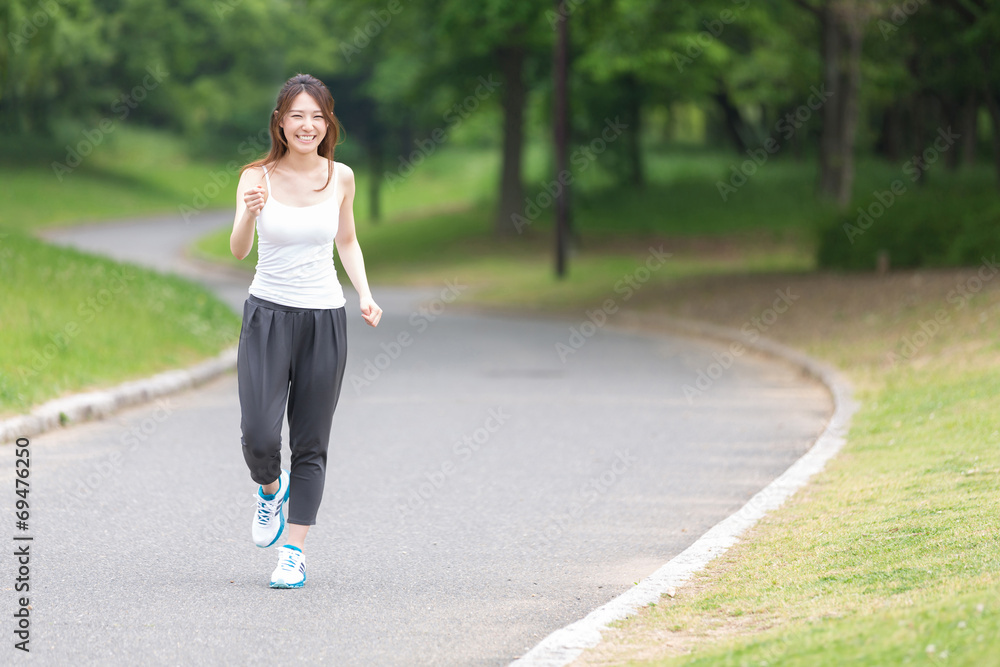 スポーツをする女性 スポーツをする女性