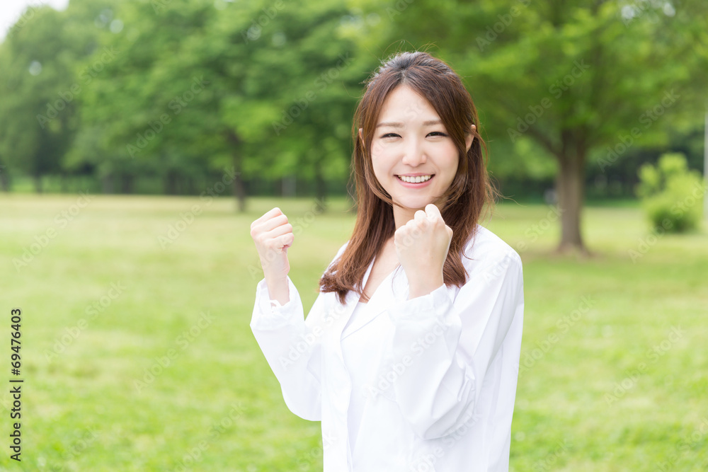 白衣の女性
