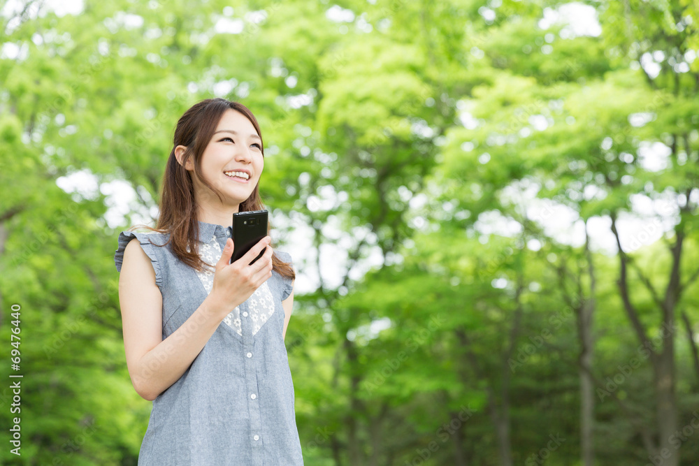 スマートフォンを見る女性