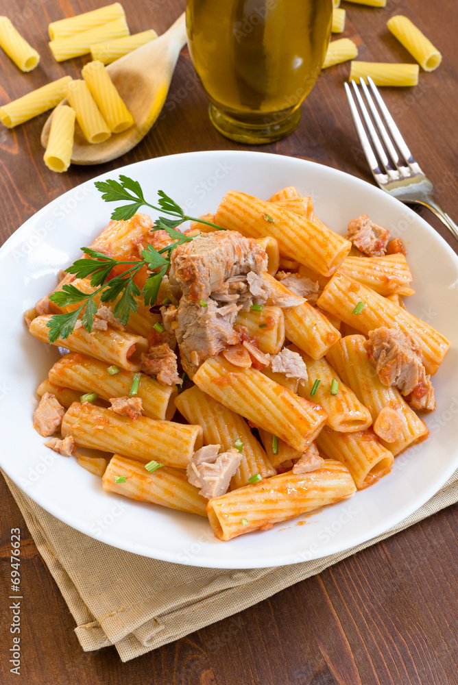 Rigatoni con tonno e salsa al pomodoro Rigatoni con tonno e salsa al pomodoro
