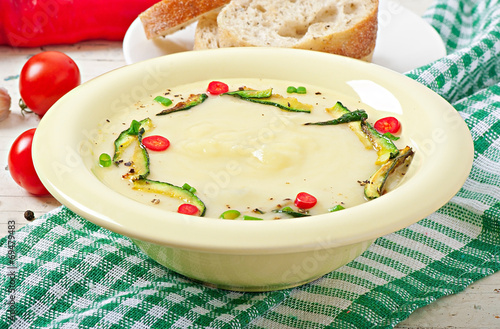 Zucchini cream soup with garlic and chilli