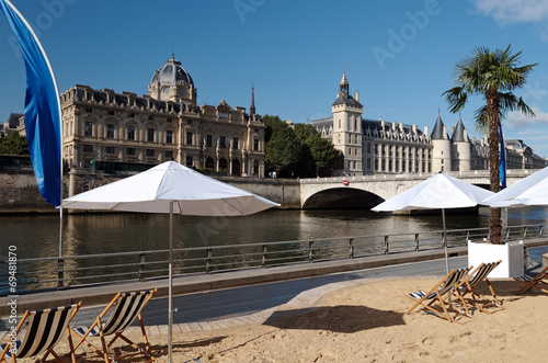 chaises longues et parasols à Paris plage