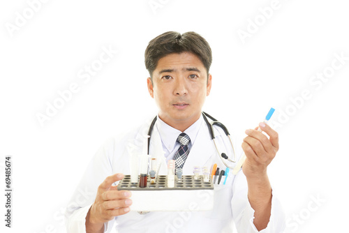 検査中の真剣な表情の医師