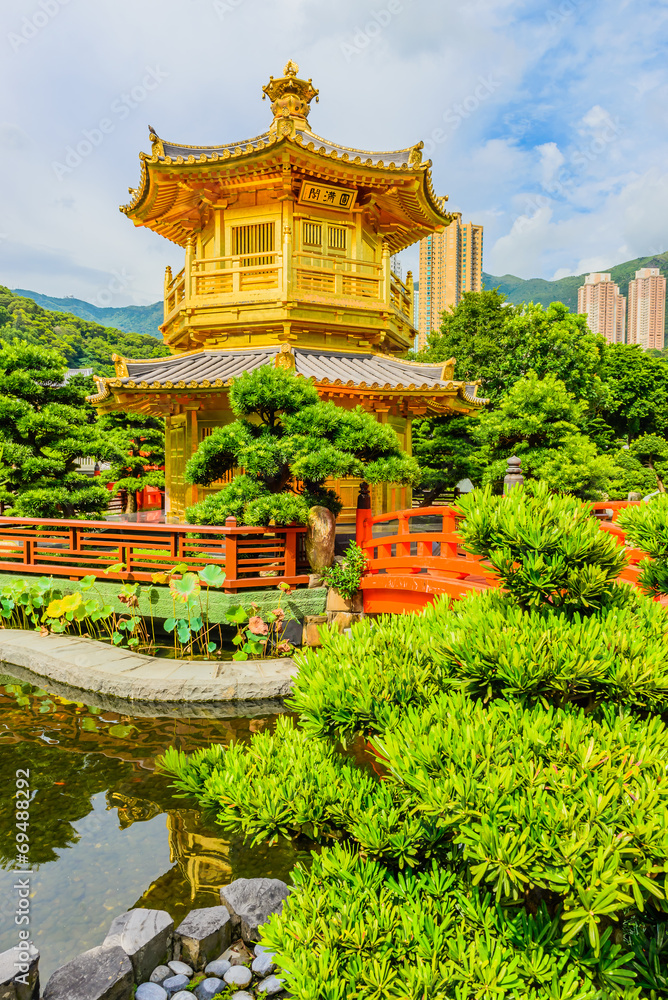 Fototapeta premium Gold Chinese pavilion at the park of Hong Kong
