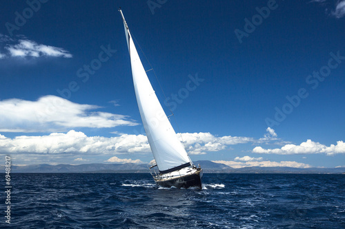 Yachting. Sailing in the wind through the waves. © De Visu