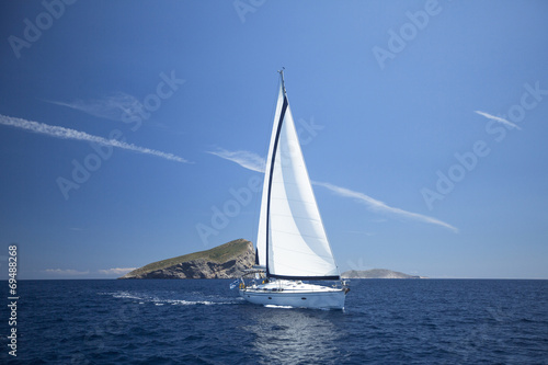 Yachting. Sailing in the wind through the waves. © De Visu
