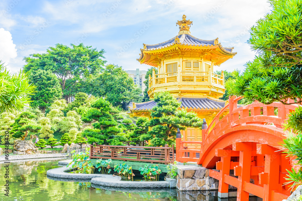 Obraz premium Gold Chinese pavilion at the park of Hong Kong