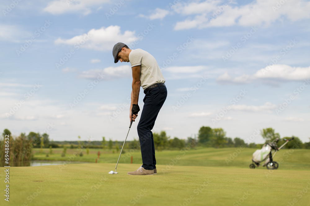 Obraz premium Young man playing golf